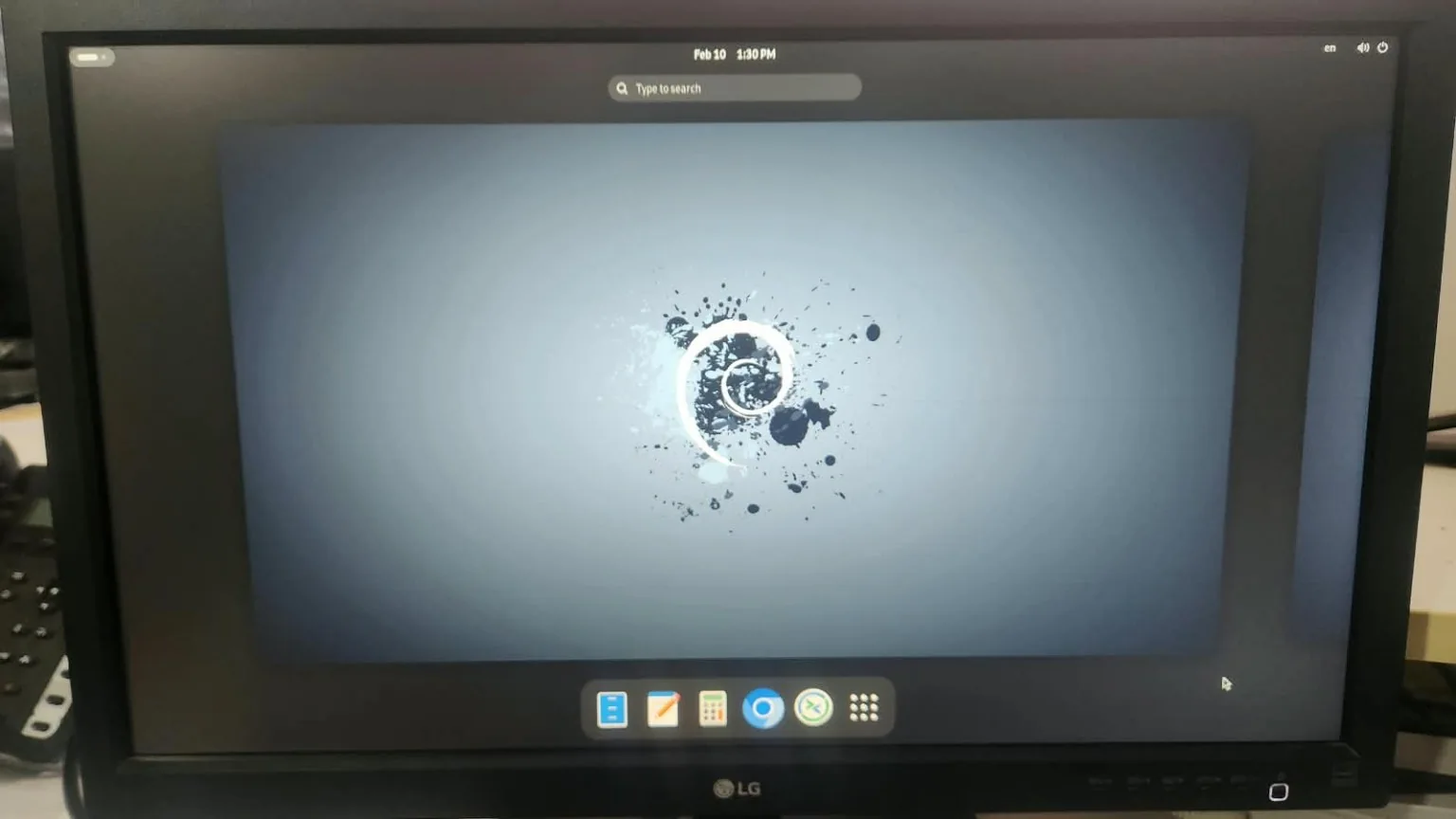 Monitor exibindo uma sessão desktop Linux com interface gráfica