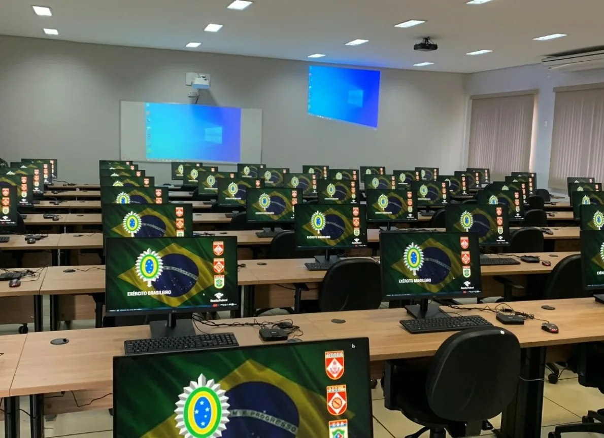 Linhas de estações de trabalho montadas em sala de treinamento