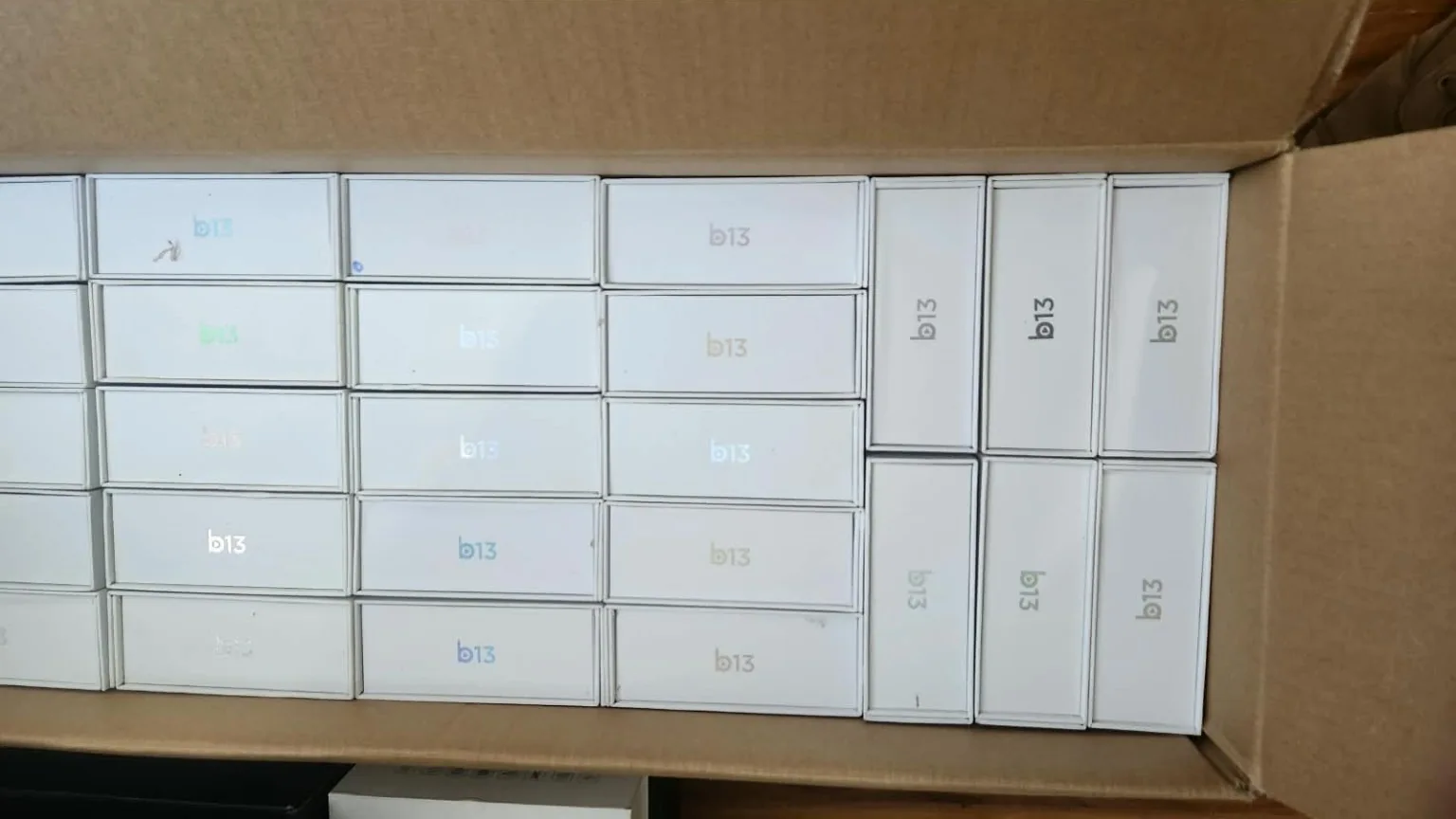 Caixas de dispositivos TV Box B13 organizadas em um lote