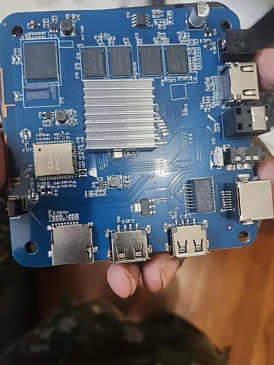 Placa eletrônica azul de TV Box com dissipador e portas de conexão